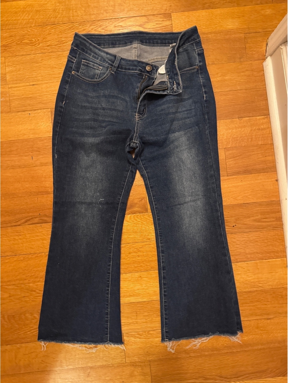 Raw edge capri jeans